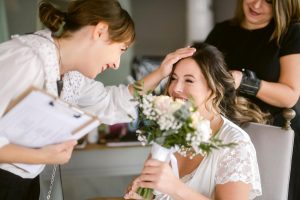francesca che accarezza in fronte la sposa che sorride