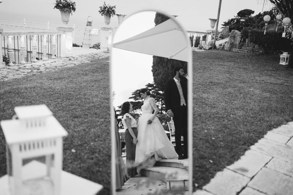 riflesso nello specchio della sposa e francesca in bianco e nero