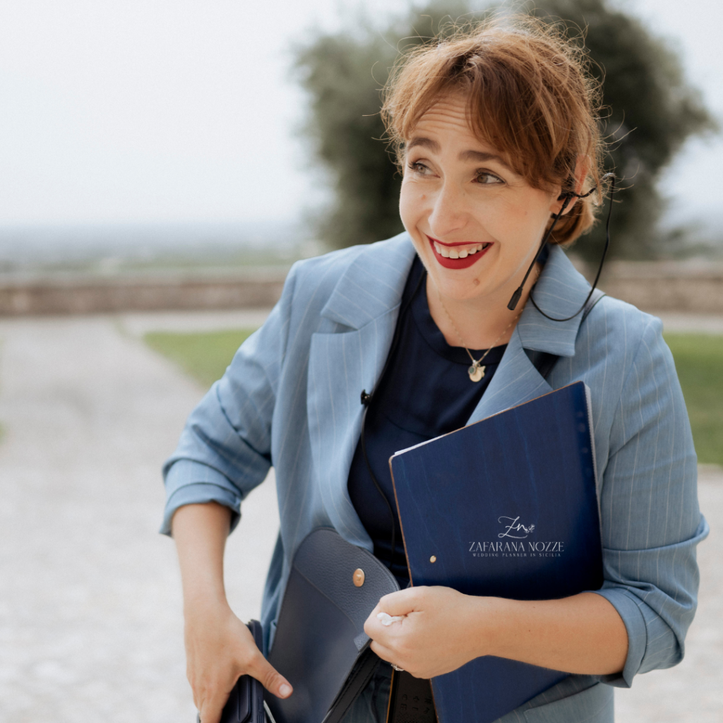 io che sistemo il telefono era cartella sorridendo allo sposo