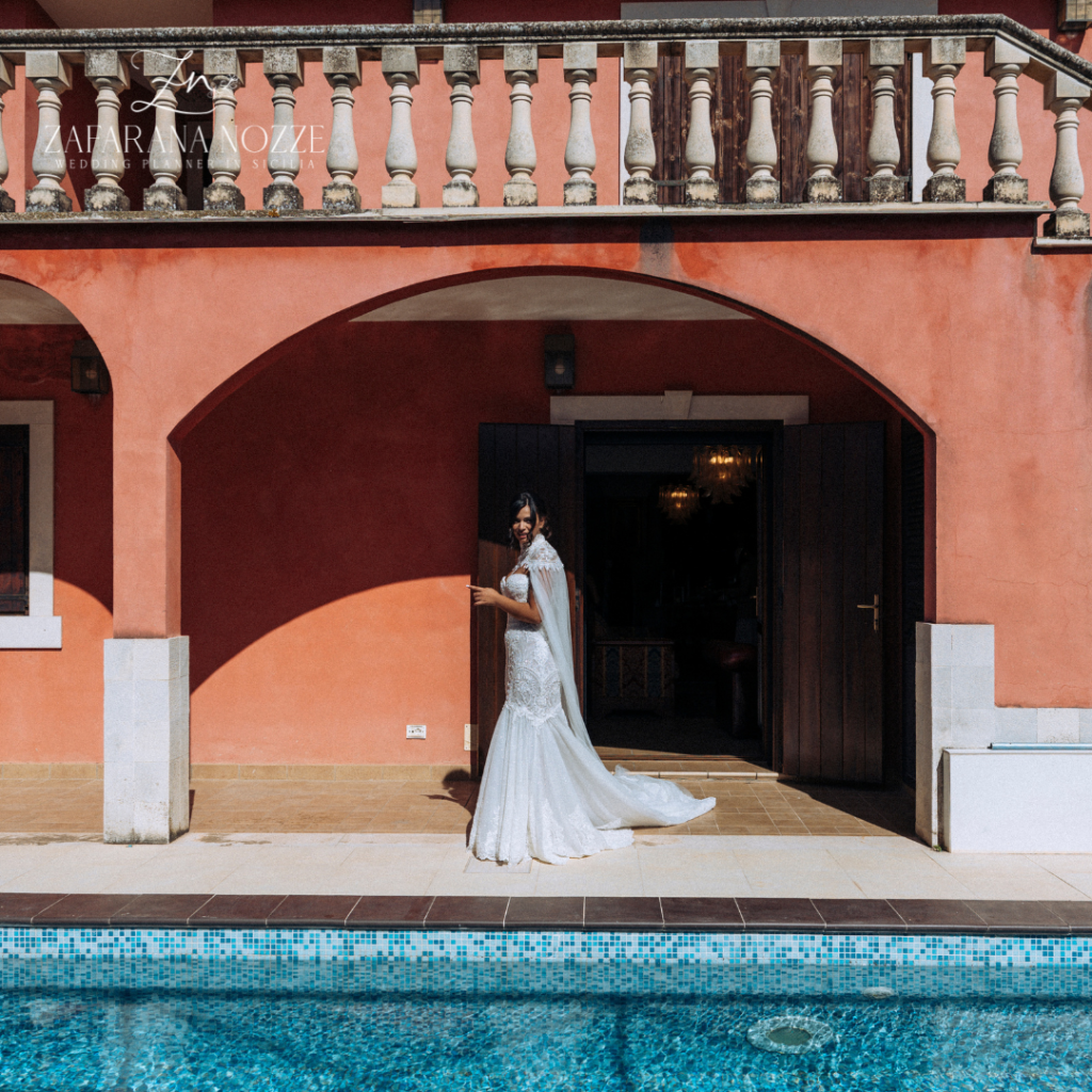 lara in piscina con abito da sposa