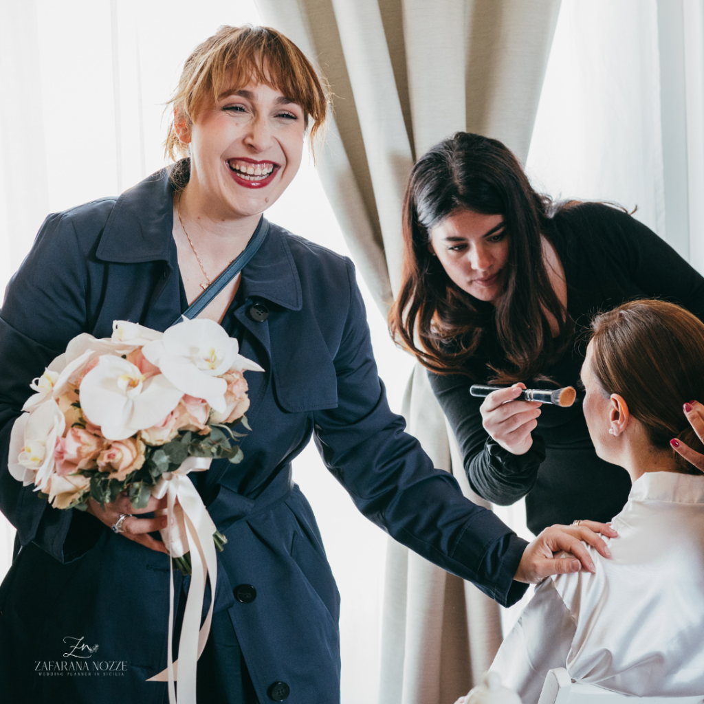 francesca in mano un bouquet sorride alla sposa ,matrimonio in sicilia a distanza