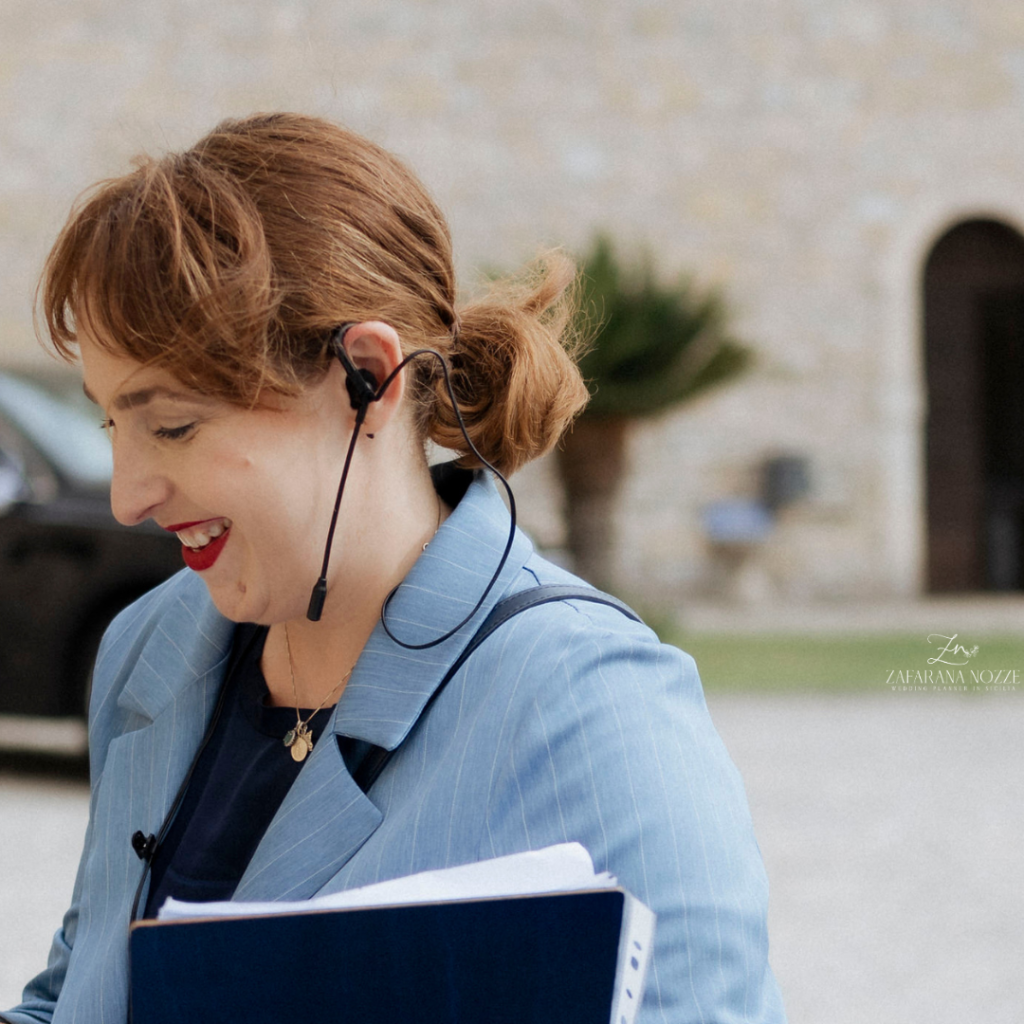 francesca con lo sguardo verso il telefono