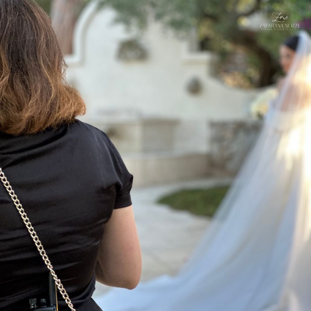 francesca di spalle con la SPOSA che scatta una foto durante sul suo matrimonio
