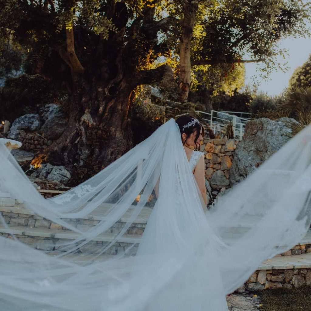 SPOSA DI SPALLE CON VELO APERTO MATRIMONIO SPOSI A DISTANZA