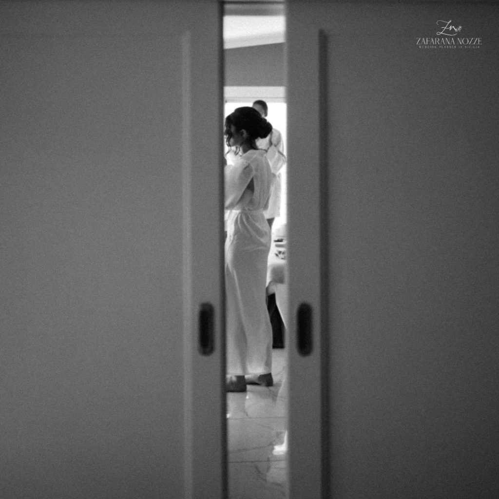 SPOSA DI SPALLE mentre si prepara MATRIMONIO SPOSI A DISTANZA