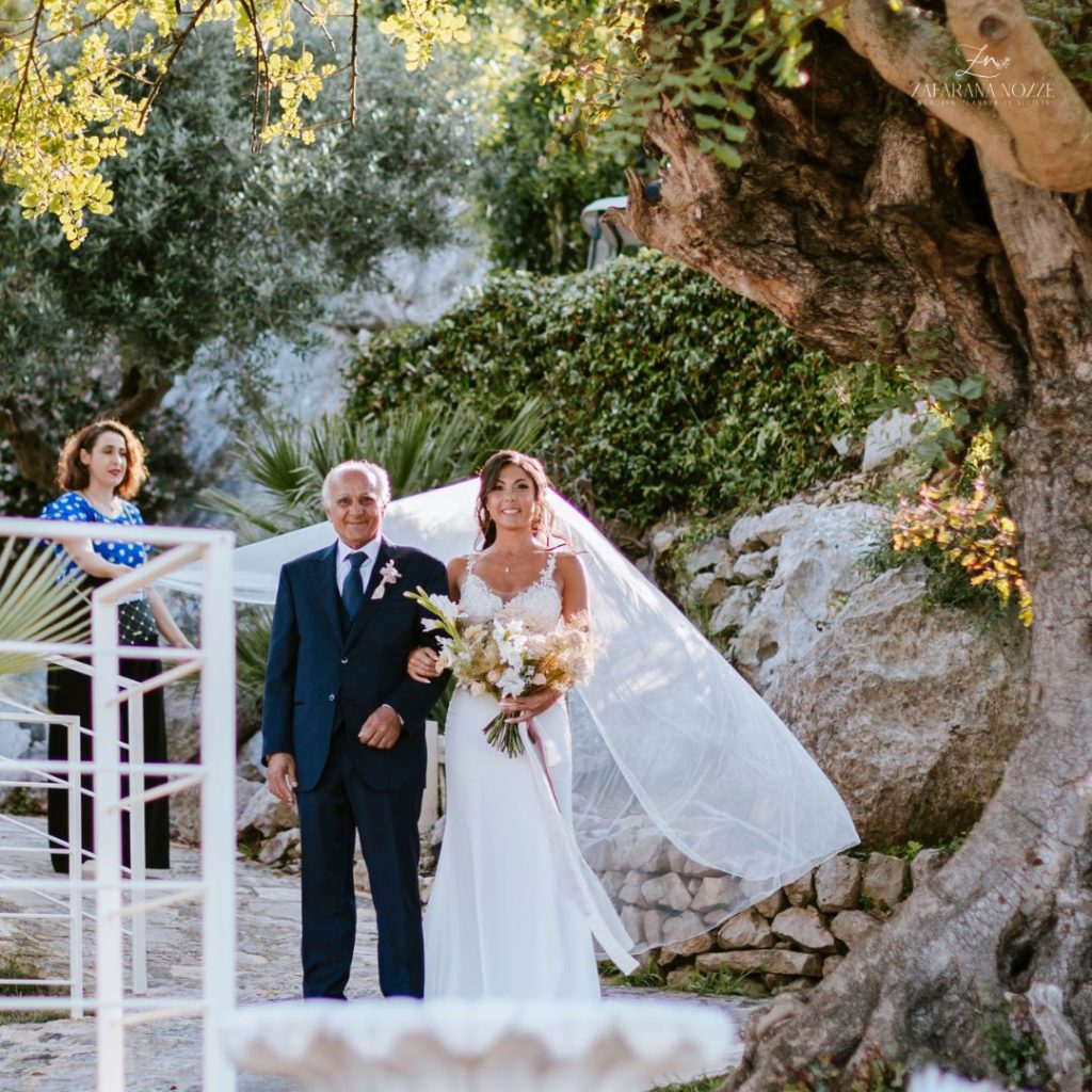 la sposa al braccio del papà verso l'altare