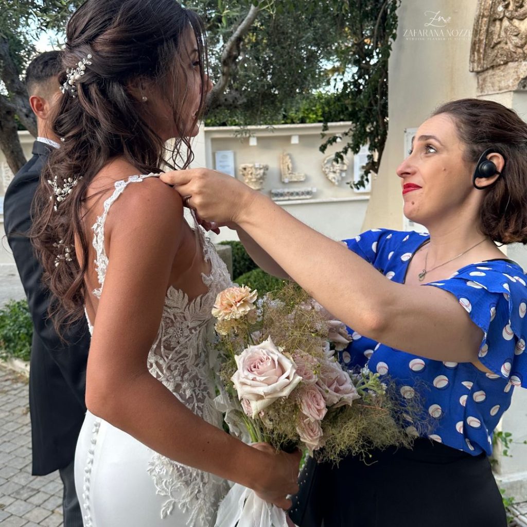 la sposa con la planner durante l'ingresso in location