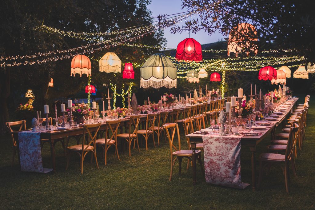 allestimento siciliano con candele e lampadari vintage e dettagli tradizionali che richiamano l’atmosfera calda e barocca della Sicilia . con tavoli imperiali