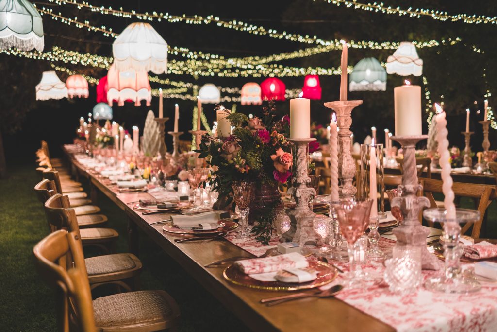 elegante allestimento siciliano con candele accese, lampadari decorativi e dettagli tradizionali che richiamano l’atmosfera calda e barocca dell’isola.