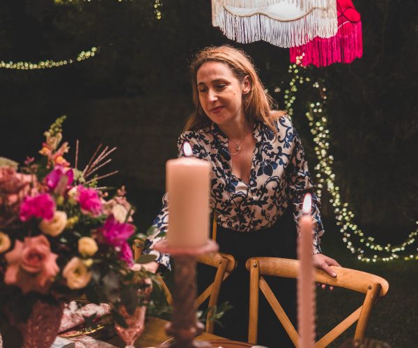 Zafarana nozze ,wedding planner in Sicilia , accanto a un allestimento siciliano con candele, lampadari e dettagli tradizionali curati per un matrimonio dallo stile autentico e raffinato.